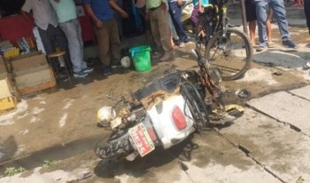चार्जिङमा राखिएको विद्युतीय स्कुटरमा आगलागी 
