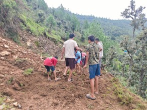 सिद्धेश्वर मावि हुक्केडाँडाका विद्यार्थी सामाजिक काममा 