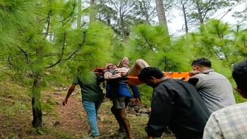 बैतडीका गाउँ घरमा बिरामी बोक्न स्टेचरकै भर