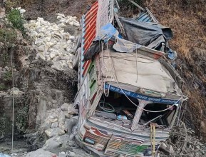 बैतडीमा ट्रक दुर्घटना : चालकसहित चार जना घाइते 