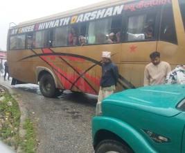 बैतडीमा मन्त्री भट्ट सवार गाडी र यात्रुबाहक बस एकआपसमा ठोक्किए, मन्त्री चढेको गाडीमा समान्य क्षति