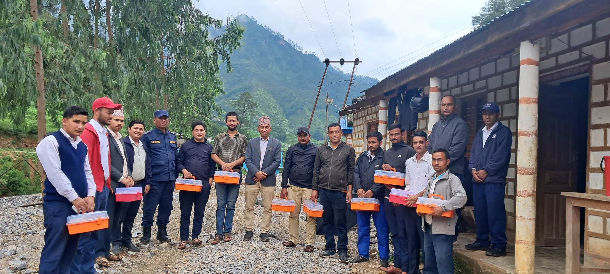 बैतडीको सुर्नयाका  स्वास्थ्यसंस्थाहरुलाई आरआरटी किट वितरण