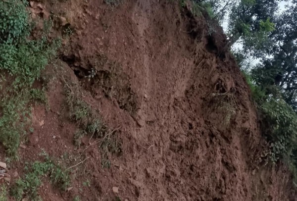 सुर्नयाको मूलखटालीमा पहिरो खस्यो, स्थानीयका घर र मन्दिर जोखिममा