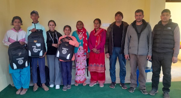 सिद्धनाथ मावि सिलङ्गाका टुहुरा, अनाथ र गरीब विद्यार्थीलाई शैक्षिक सामग्री वितरण 