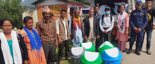 फोहर व्यवस्थापन गर्न बैतडीको सुर्नया २ ले बाँड्यो बजारमा  डस्टविन 