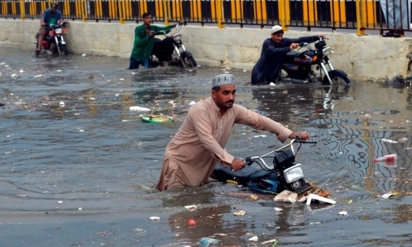 पाकिस्तानको  लाहोरमा मुसलधारे वर्षा,  १७ जनाको ज्यान गयो, ५० घाइते