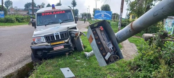 मालिकार्जुनको एम्बुलेन्स डडेल्धुरामा दुर्घटना 