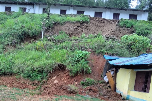 पहिरोले बरमनाथ आधारभूत विद्यालयको भवनमा क्षति