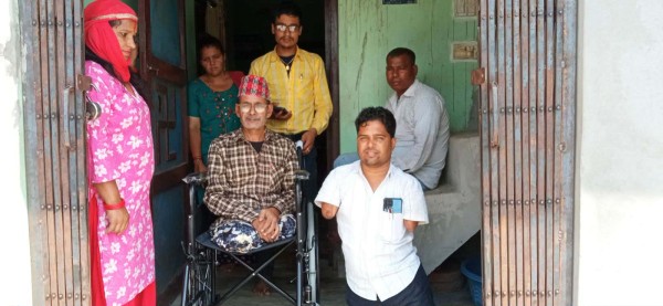 क्यान्सर पीडित बैतडीका जनक बिष्टलाई व्हिलचेयर प्रदान 