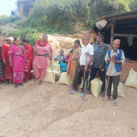 अपांगता भएका दलित समुदायका नागरिकलाई चामल वितरण 