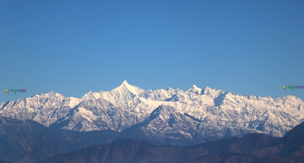 रेडियो निङ्गलाशैनीको कार्यालयबाट कैद गरिएका अपि लगायतका हिमालहरु । (फोटो फिचर)