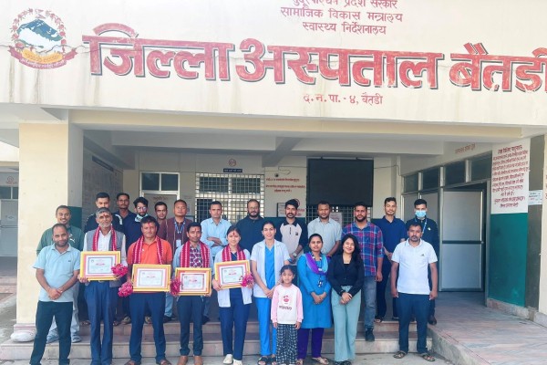 बैतडी अस्पतालद्वारा उत्कृष्ट स्वास्थ्यकर्मी र कर्मचारी पुरस्कृत
