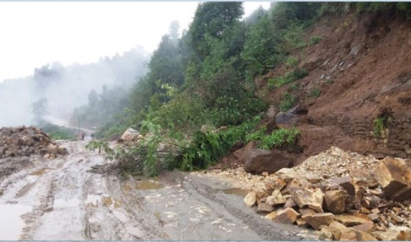 बझाङको जयपृथ्वी राजमार्ग पहिरोका कारण अवरुद्ध