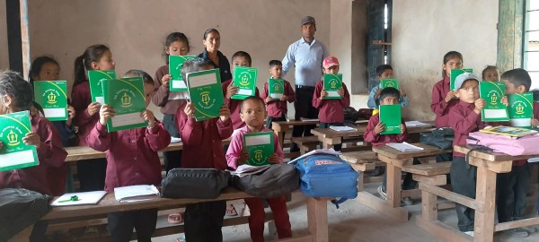 कपडा बैंक बैतडीद्वारा विद्यार्थीहरुलाई शैक्षिक सामग्री वितरण