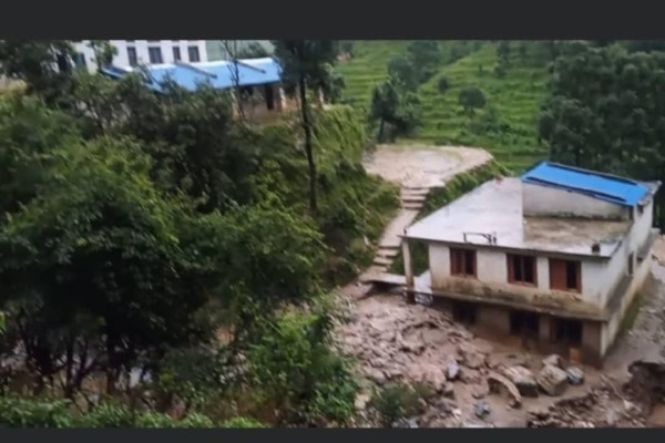 पहिरोले बैतडीमा केदार माविको शौचालय भत्कियो, चारकोठे भवनमा क्षति