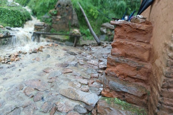 मैनगडे खोलाले बैतडीको अवस्थीगाउँका घर र खेत जोखिममा