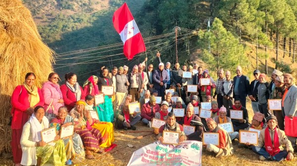 जेष्ठ क्रियाशील सदस्यलाई सम्मान गर्दै बैतडी कांग्रेस 