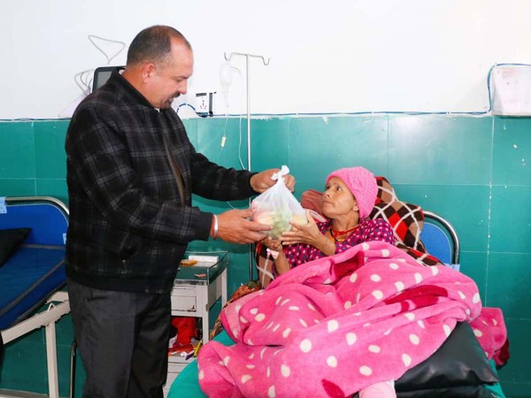 नगरपालिका स्थापना दिवसको अवसरमा अस्पतालका बिरामीलाई फलफूल वितरण 