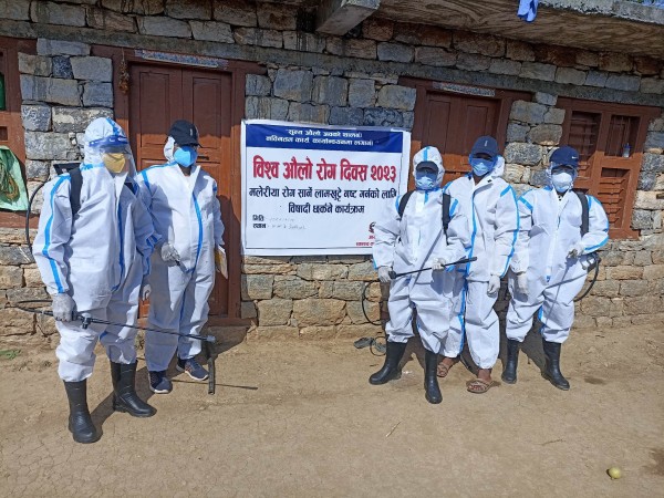 लामखुट्टे नष्ट गर्न बैतडीका विभिन्न ठाउँमा बिषादी छर्किदै 