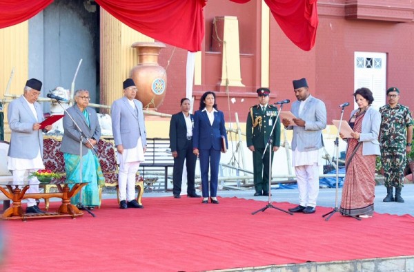 नवनियुक्त दुई मन्त्रीको शपथ, मन्त्रिपरिषद् १० सदस्यीय बन्यो
