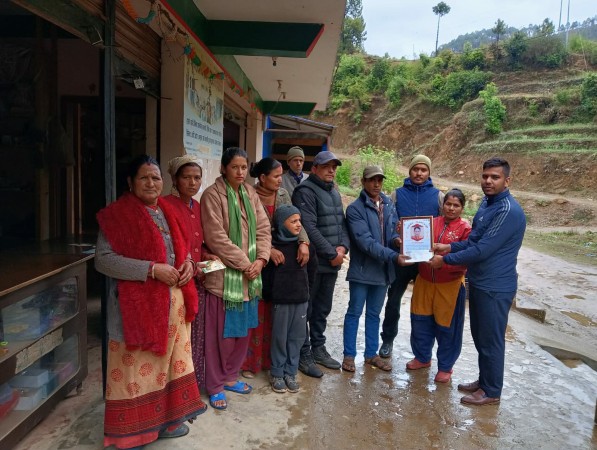 मृतक सदस्यका परिवारलाई नेरुडे मिर्मिरे लघुबित्तद्वारा बीमा र किरिया खर्च बाफतको रकम हस्तान्तरण