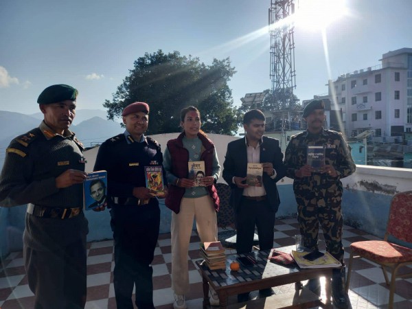 सामाजिक अभियान्ता टेरद्वारा जन्मदिनको अवसरमा कैदीबन्दीका लागि पुस्तक हस्तान्तरण