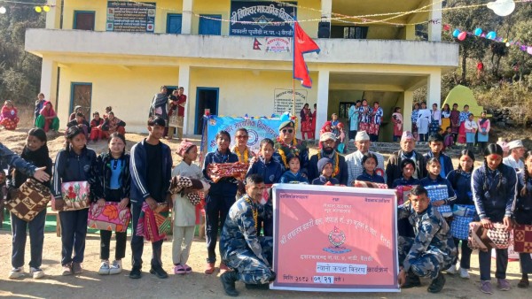 बैतडीमा सशस्त्र प्रहरीद्वारा कम्बल र न्यानो लुगा वितरण 