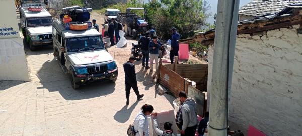 बैतडीमा मतपत्र र निर्वाचन सामग्री बुझेर मतदान केन्द्रमा खटिए कर्मचारी