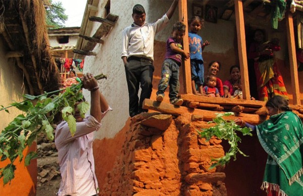 बैतडी सहित सुदूर पहाडमा ‘बिसु’ पर्वको रौनक,सिस्नो खेलेर मनाइँदै 