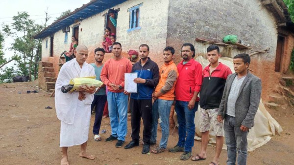 बैतडीमा आमा गुमाएका बालबालिकालाई रास्वपाले दियो पोशाक र शैक्षिक सामग्री