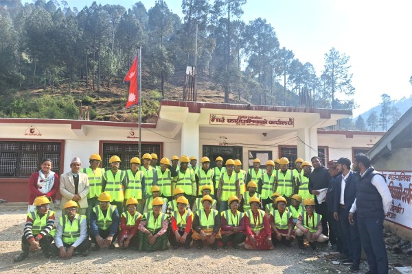 प्रधानमन्त्री रोजगार कार्यक्रमः सुर्नयामा श्रमिकलाई सामग्री हस्तान्तरण 