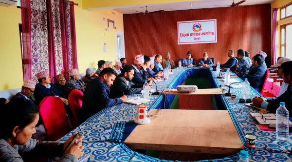 सांसद महतासहितको टोलीद्वारा बैतडीमा कार्यालय प्रमुखहरुसँग छलफल 