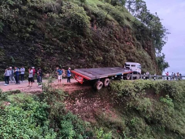 बैतडीमा दुर्घटनाबाट जोगियो सामान बोकेको ट्रेलर, महाकाली राजमार्ग अवरुद्ध