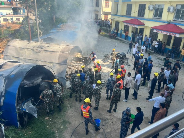 स्वास्थ्य कार्यालय बैतडीको परिसरमा रहेको गोदाममा आगलागी 