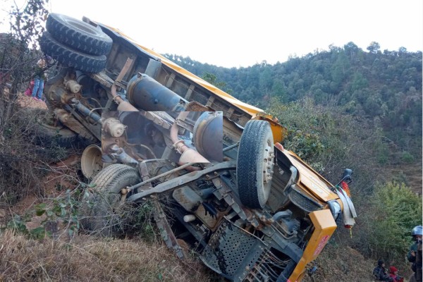 बैतडीको लामालेकमा टिप्पर दुर्घटना, चालक र सहचालक घाइते 