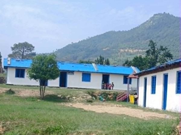 मसानी दलित आधारभूत विद्यालयमा अंग्रजी माध्यमबाट पढाइ शुरु, सापकोटाले गरे पुस्तक सहयोग 