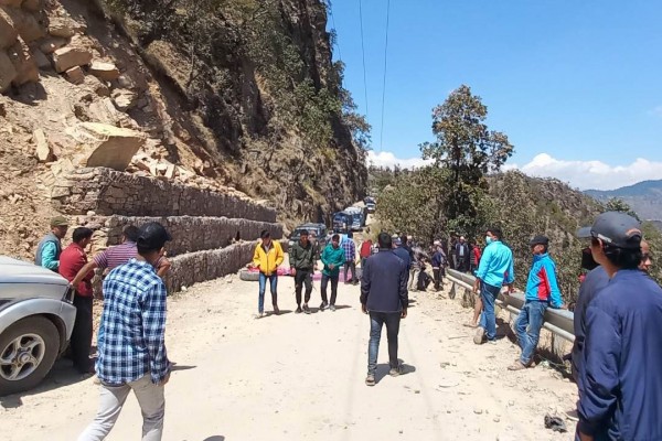 बैतडी झौलेक जीप  दुर्घटनाः घटनास्थलबाट शव अस्पताल लगियो,चालक अझै फरार 