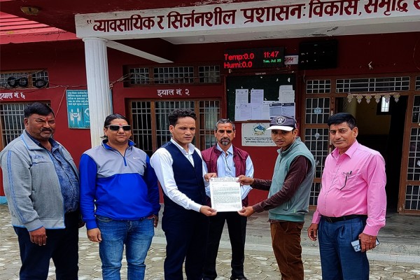 निर्माण व्यवसायी संघ बैतडीले बुझायो सरकारलाई  नौ बुँदे ज्ञापन पत्र 