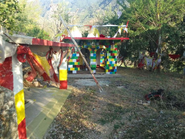 स्थानीय युवाहरुको सक्रियतामा मन्दिरमा रंगरोगन र सरसफाइ 