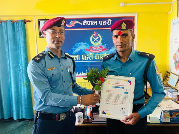 प्रहरी चौकी खोड्पेका इन्चार्ज भट्ट असार महिनाका उत्कृष्ट प्रहरी घोषित 