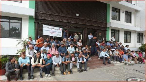 कांग्रेस पार्टी कार्यालयमा शिक्षक महासङ्घको धर्ना