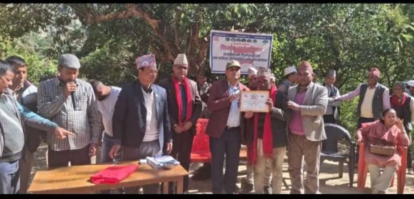 जेष्ठ क्रियाशील सदस्यहरुलाई नवीकरण प्रमाणपत्र बितरण गर्दै, जेष्ठ सदस्यलाई सम्मान