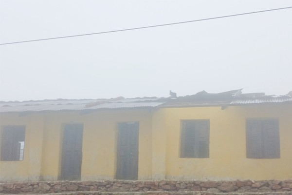 बैतडीमा हावाहुरीले एक विद्यालय भवनको छानो उडायो