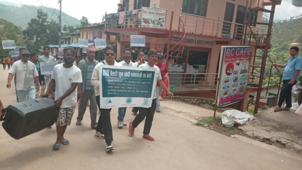 बैतडीमा पनि सुनचाँदी व्यवसायी आन्दोलित, पसल बन्द गरेर सडकमा र्याली