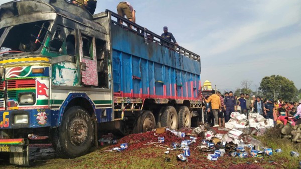 कैलालीमा खुर्सानी बाेकेको ट्रकमा आगलागी