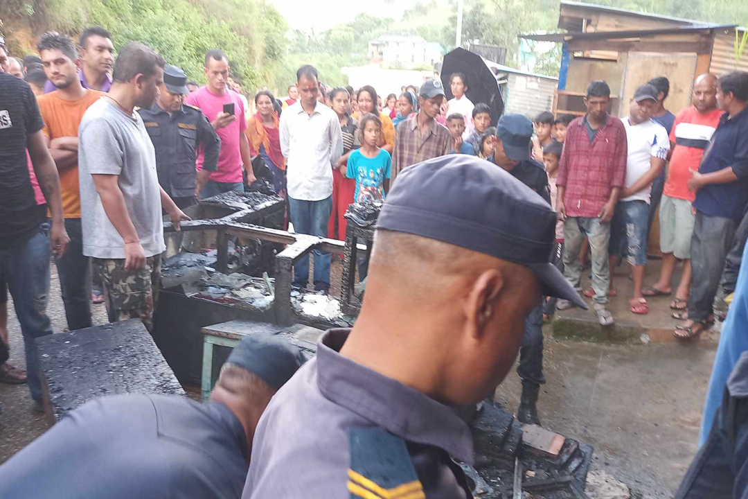 बैतडीमा आगलागीबाट एक सुनचाँदी पसल ध्वस्त, लाखौंको क्षति 