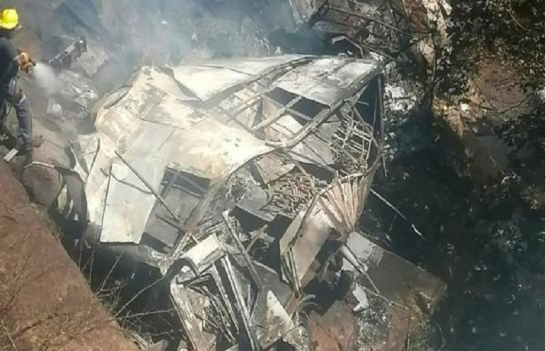 दक्षिण अफ्रिकामा ४६ जना यात्रु रहेको बस दुर्घटना, आठ वर्षीया बालिका मात्रै बाँचिन