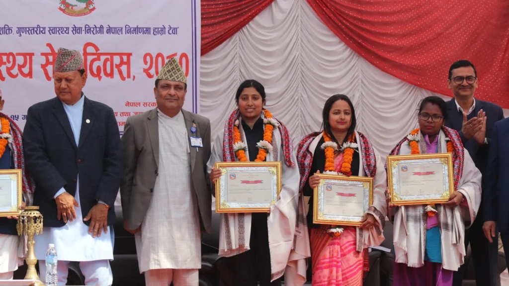 दार्चुला अस्पतालकी सिनियर अनमी बबितालाई उत्कृष्ट स्वास्थ्य सेवा पुरस्कार