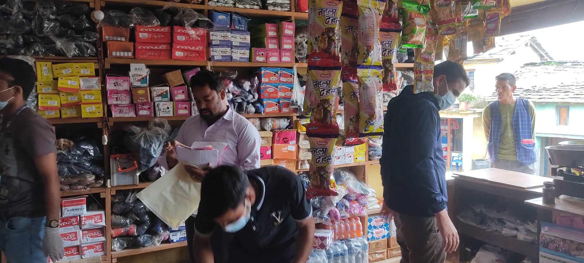 बैतडीमा बजार अनुगमन जारी , अखाद्य वस्तु विक्रि गर्नेबाट ५० हजार जरीवाना 