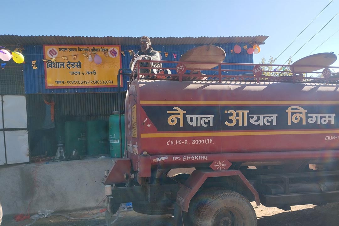 बैतडीको पाटनमा आयल स्टोर सञ्चालन